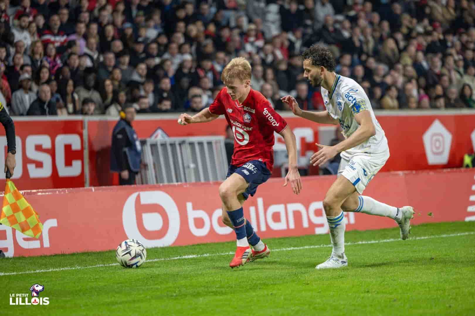 Hakon Haraldsson en duel avec Montassar Talbi pendant LOSC - FC Lorient.