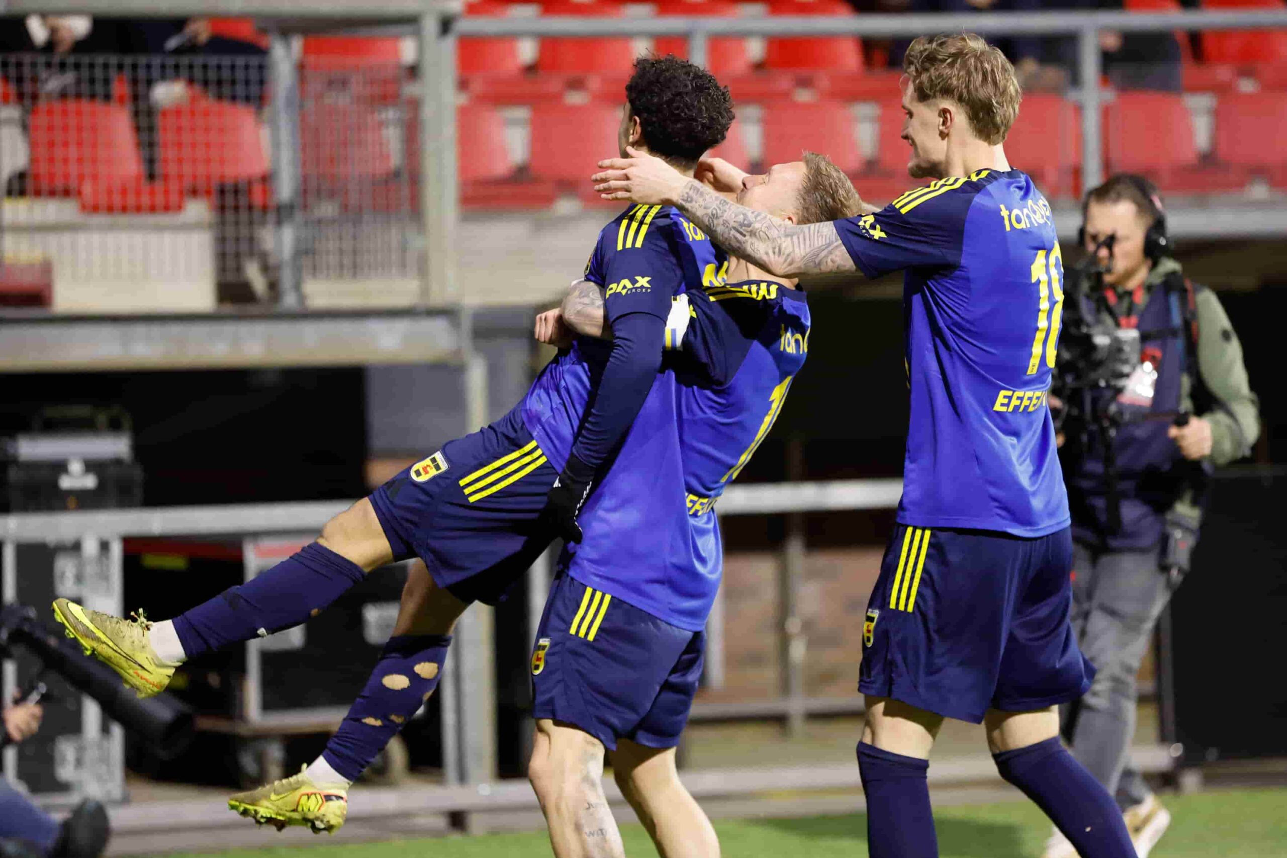 Ichem Ferrah port&eacute; par ses co&eacute;quipiers apr&egrave;s un nouveau but.