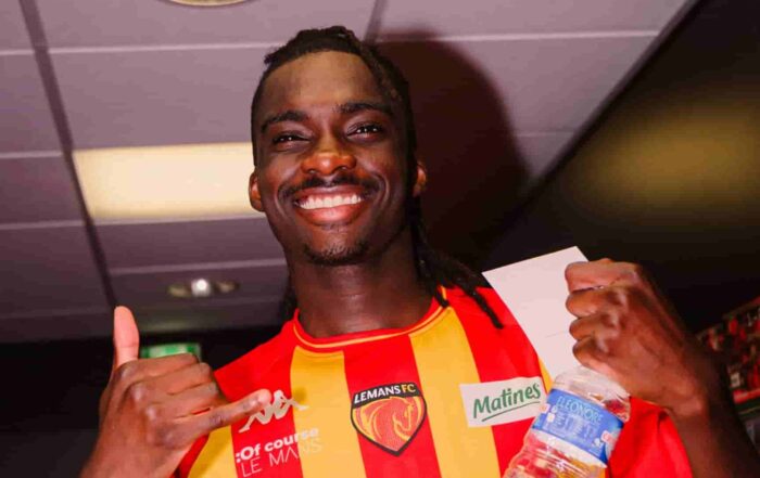 Isaac Cossier, pr&ecirc;t&eacute; par le LOSC, avec le sourire aux l&egrave;vres dans le vestiaire du Mans FC