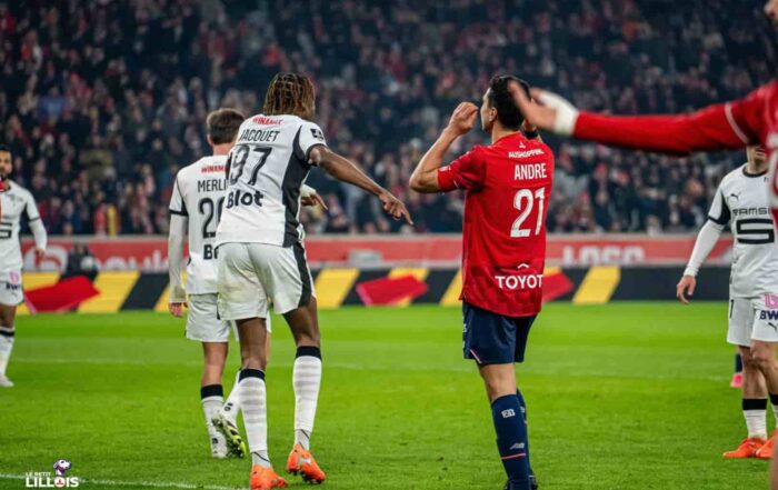 J&eacute;r&eacute;my Jacquet et Benjamin Andr&eacute; s'agacent aupr&egrave;s de l'arbitre pendant LOSC - Stade Rennais.
