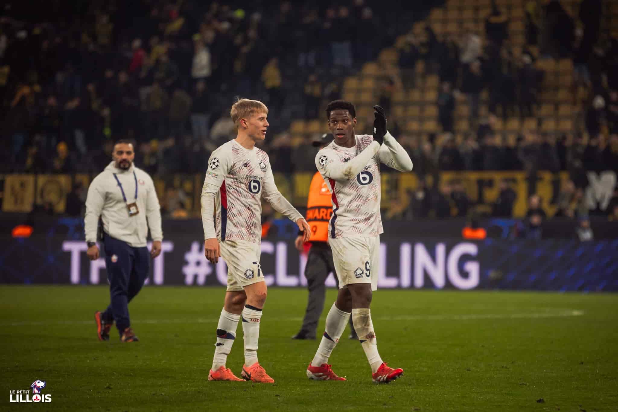 Jonathan David, Hakon Haraldsson avec le LOSC sur la pelouse du Signal Iduna Park.