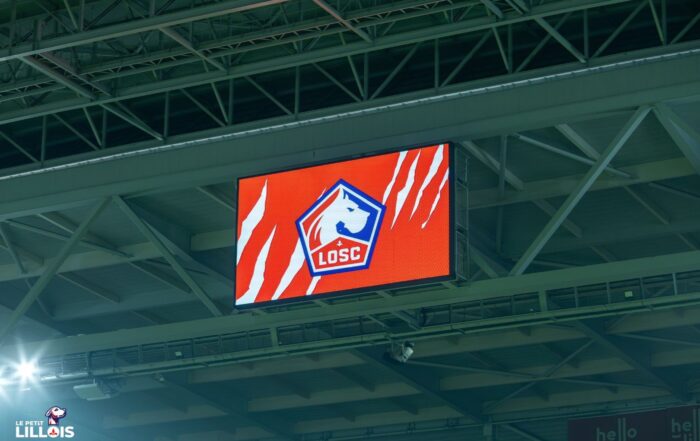 Le logo du LOSC sur les écrans géants de la Decathlon Arena - Stade Pierre-Mauroy.