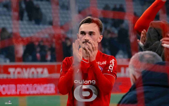 Marius Broholm applaudit les supporters du LOSC.