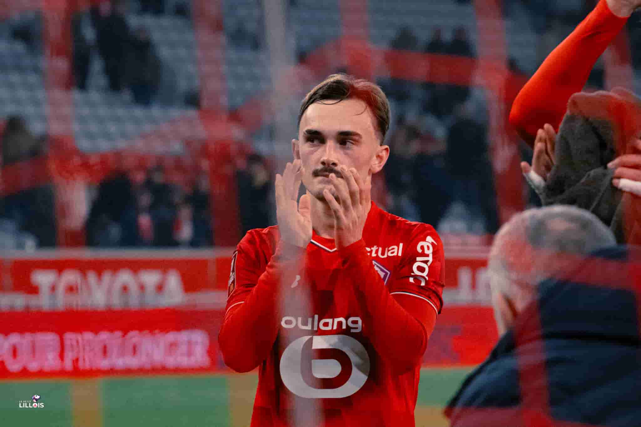 Marius Broholm applaudit les supporters du LOSC.
