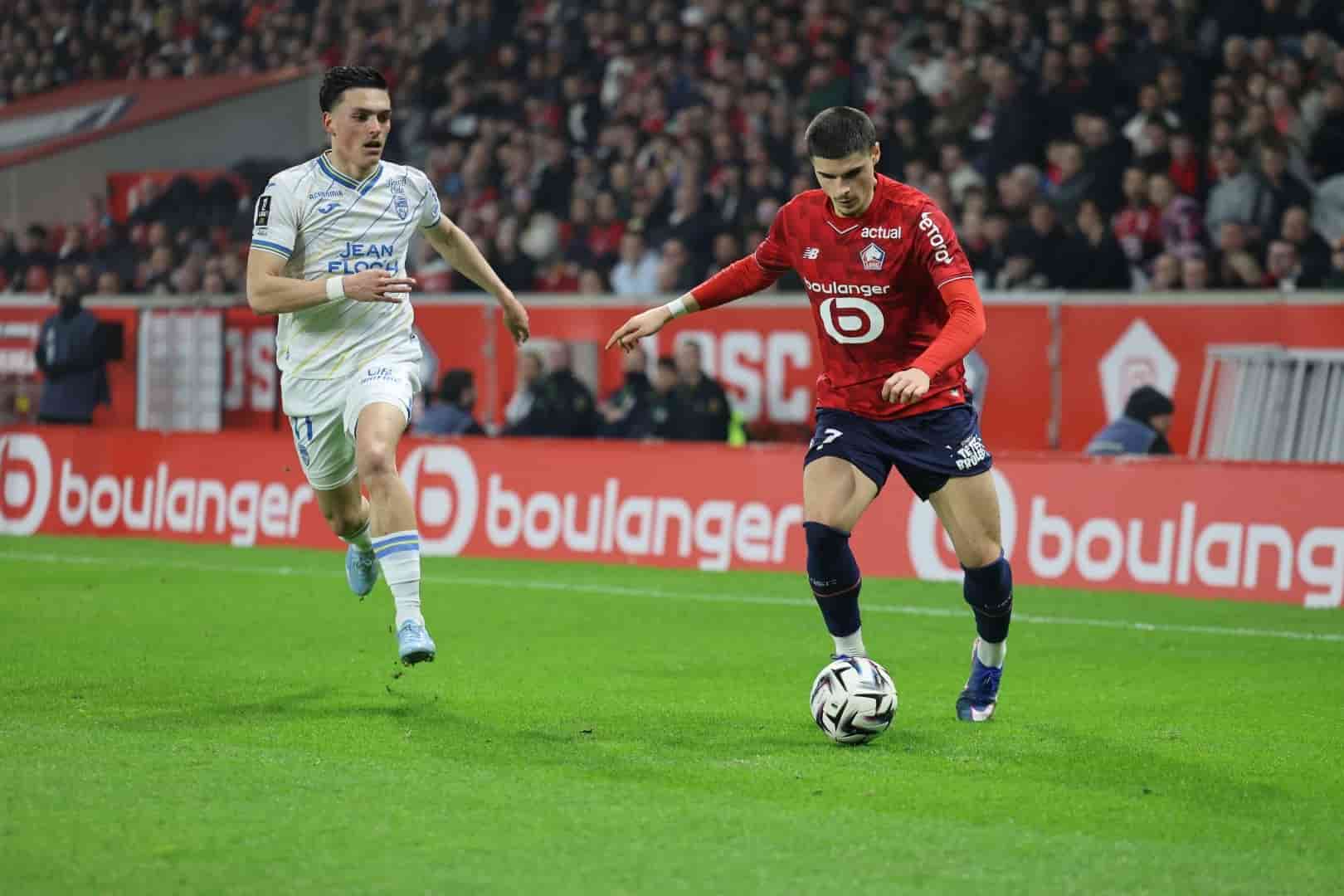 Matias Fernandez-Pardo part en dribble face &agrave; Panos Katseris pendant LOSC - FC Lorient.
