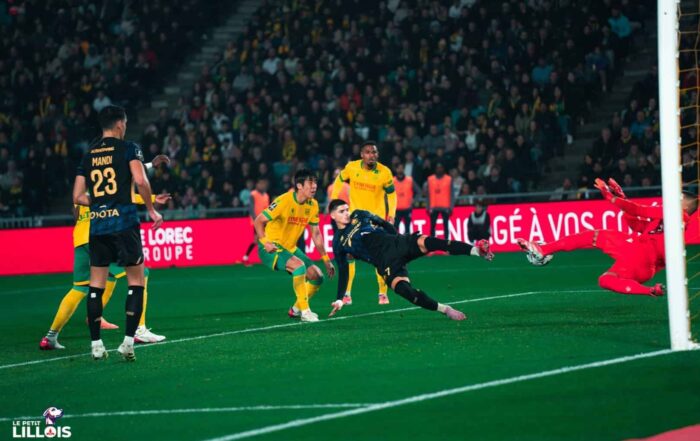 Matias Fernandez-Pardo tente sa chance sur la pelouse du Stade de la Beaujoire pendant FC Nantes - LOSC.