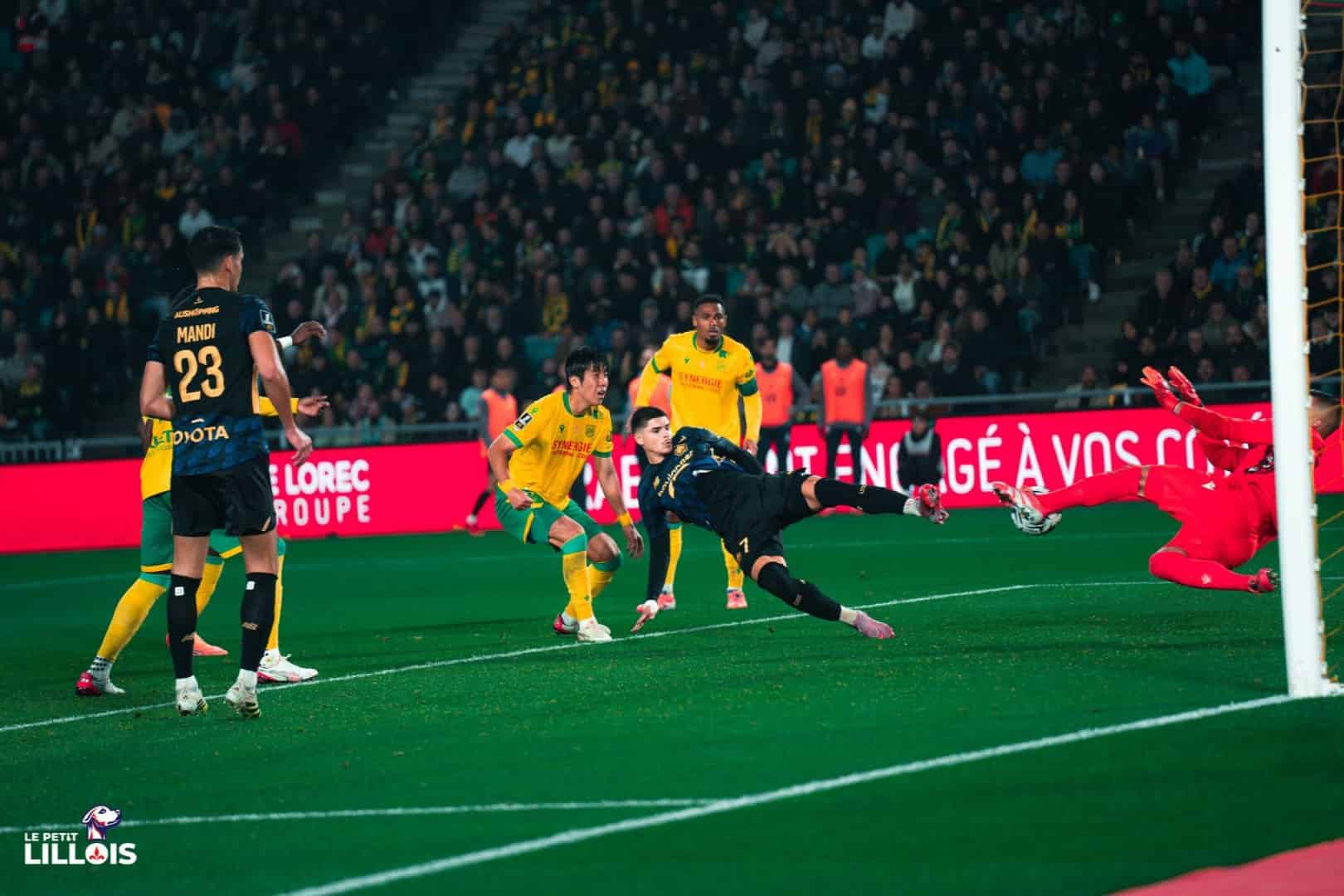 Matias Fernandez-Pardo Matias Fernandez-Pardo tente sa chance sur la pelouse du Stade de la Beaujoire pendant FC Nantes - LOSC.
