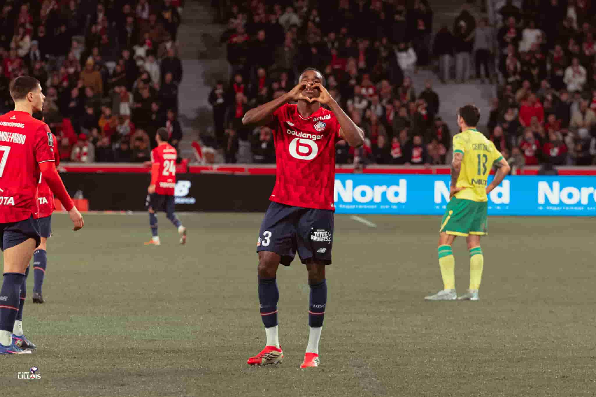 Nathan Ngoy célèbre son but avec les supporters lillois pendant LOSC - FC Nantes.