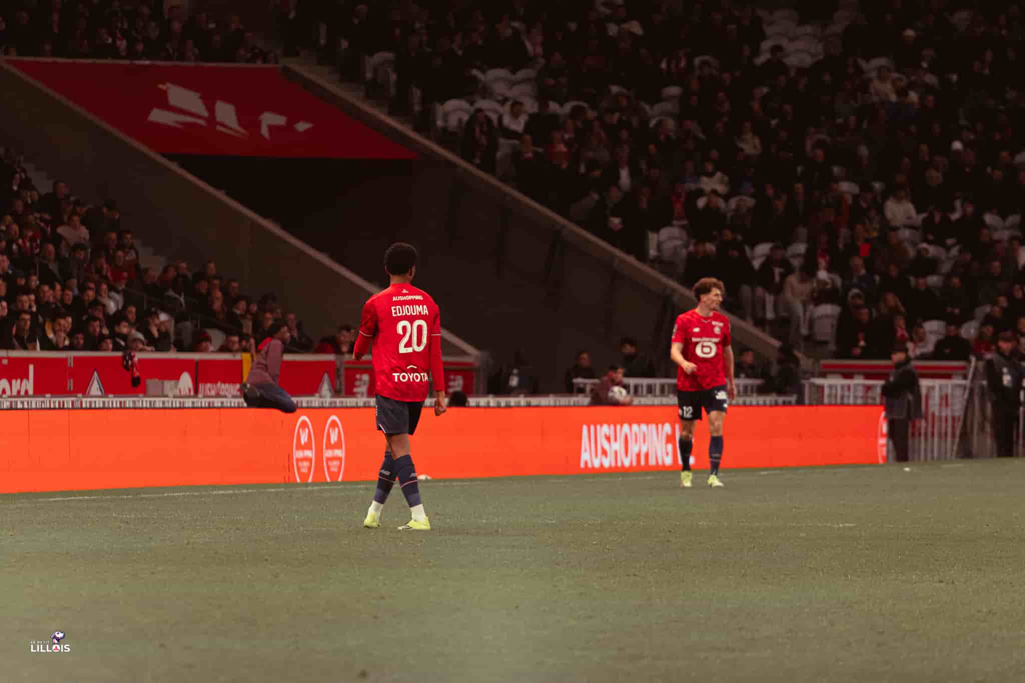 Noah Edjouma et Thomas Meunier sur le terrain pendant LOSC - FC Nantes.