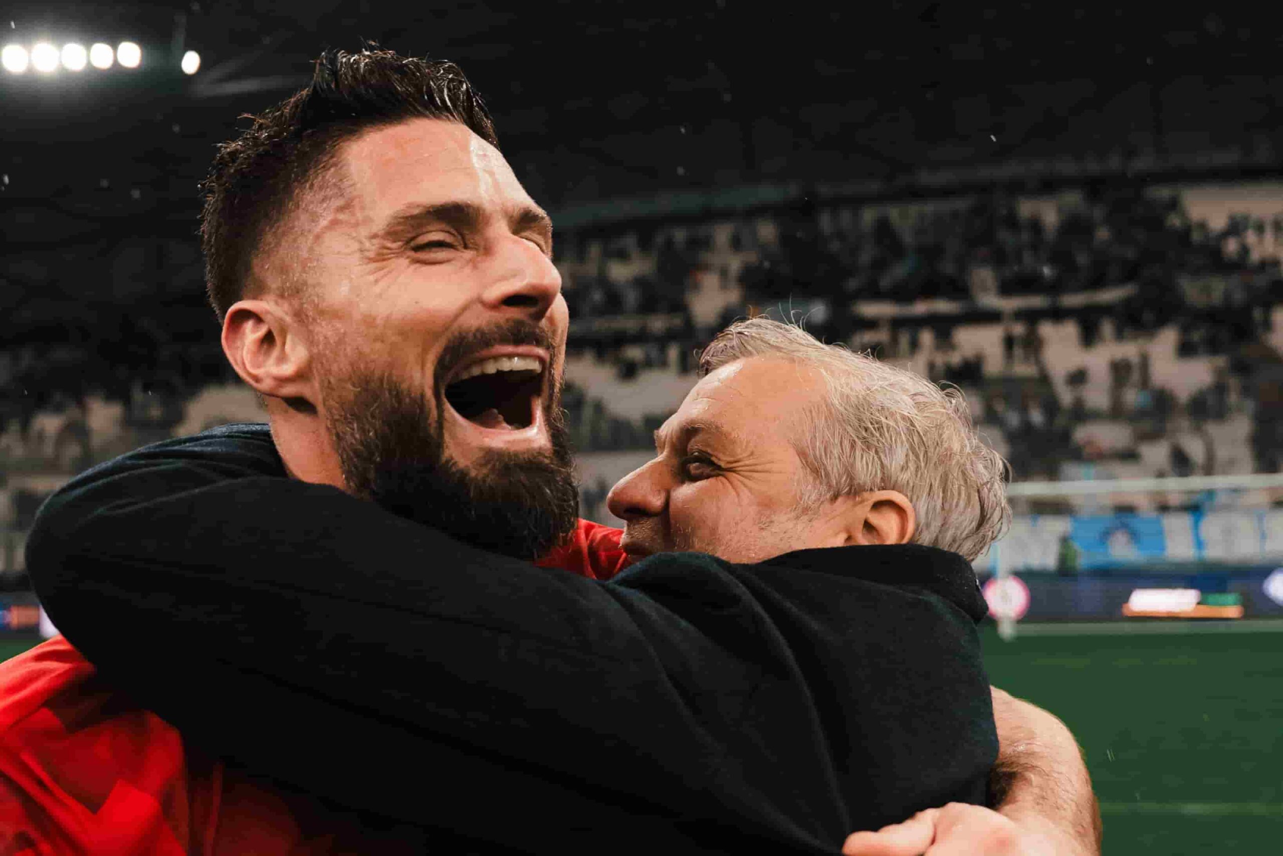 Olivier Giroud c&eacute;l&egrave;bre la victoire du LOSC &agrave; Marseille dans les bras de Bruno Genesio.