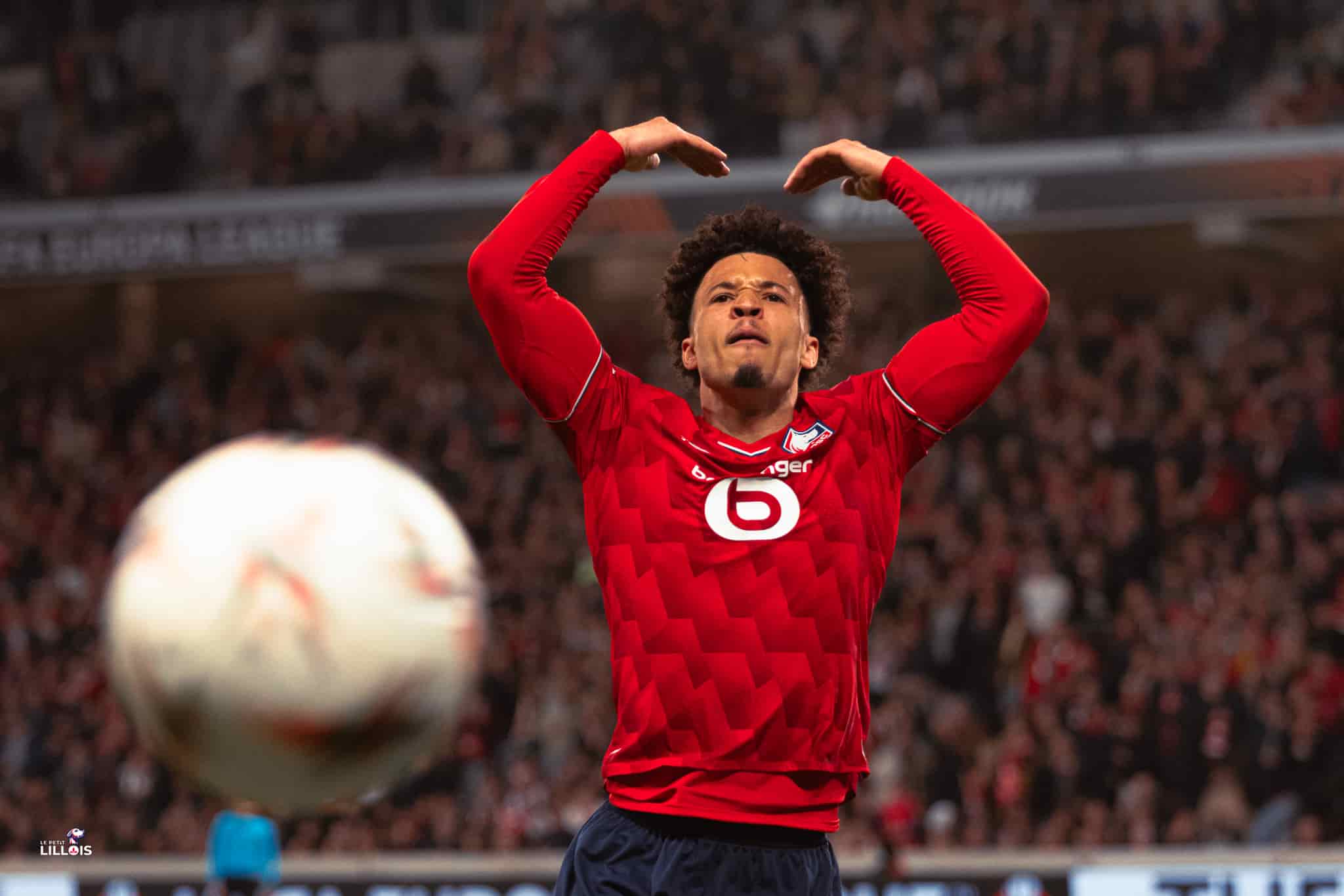 Tiago Santos harangue le public lillois pendant LOSC - Aston Villa.