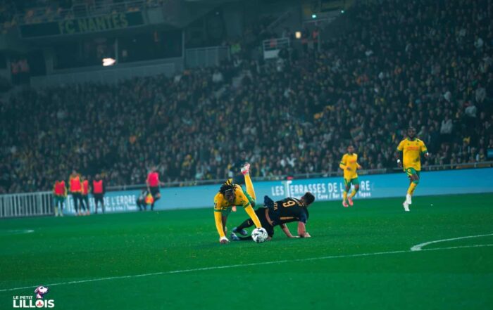 Olivier Giroud, attaquant du LOSC, au duel avec la d&eacute;fense du FC Nantes.