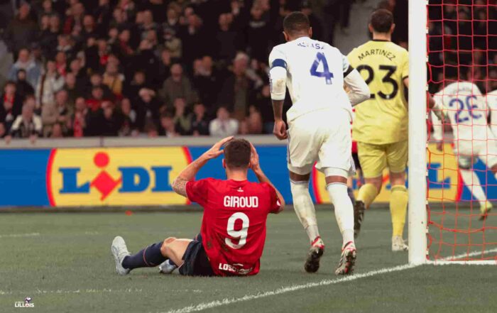 Olivier Giroud au sol pendant LOSC - Aston Villa.