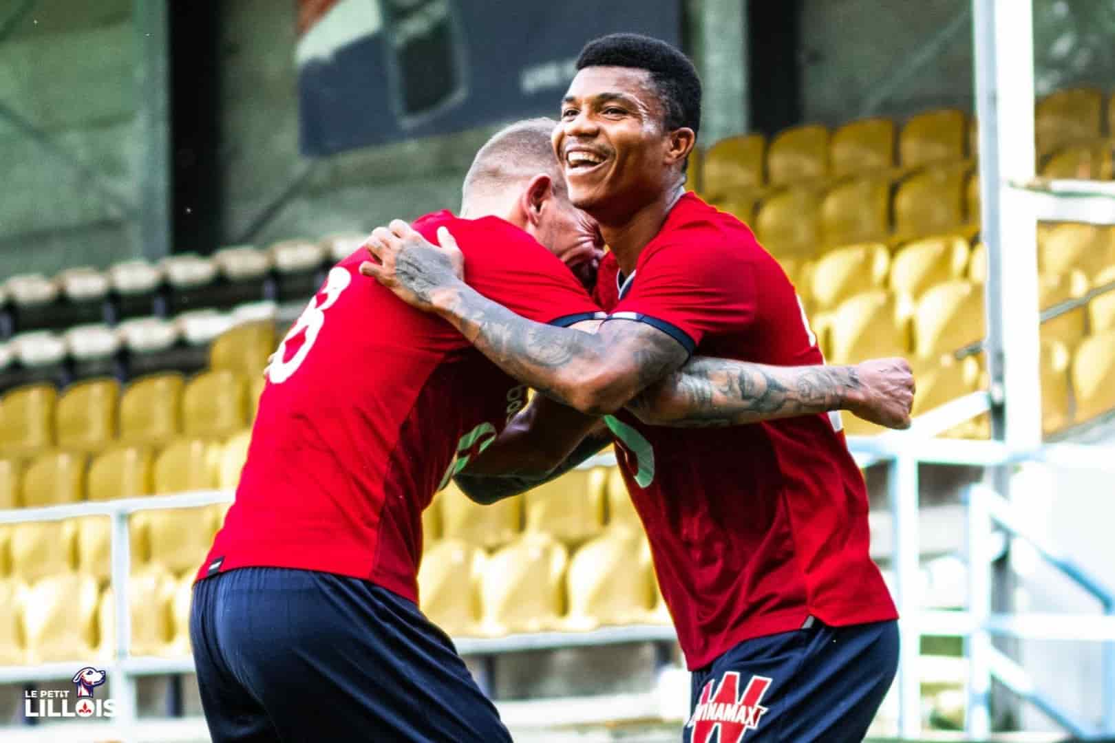 Reinildo Mandava, ancien joueur du LOSC, re&ccedil;oit les &eacute;loges d'Amadou Onana.