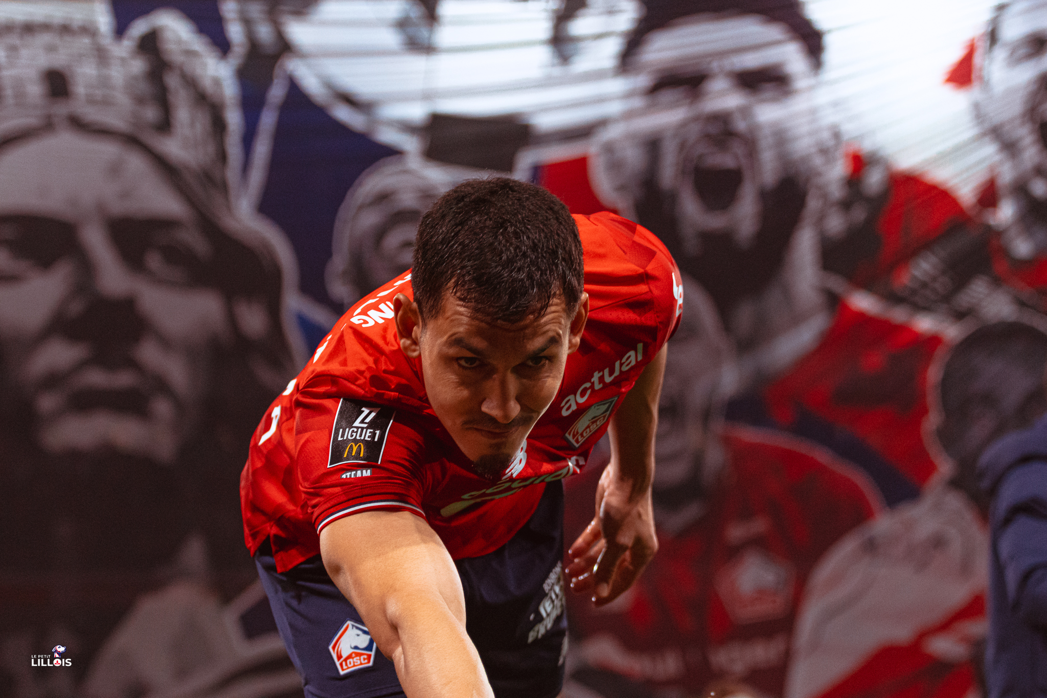 A&iuml;ssa Mandi rend le brassard de capitaine &agrave; Benjamin Andr&eacute; pendant LOSC - RC Lens.