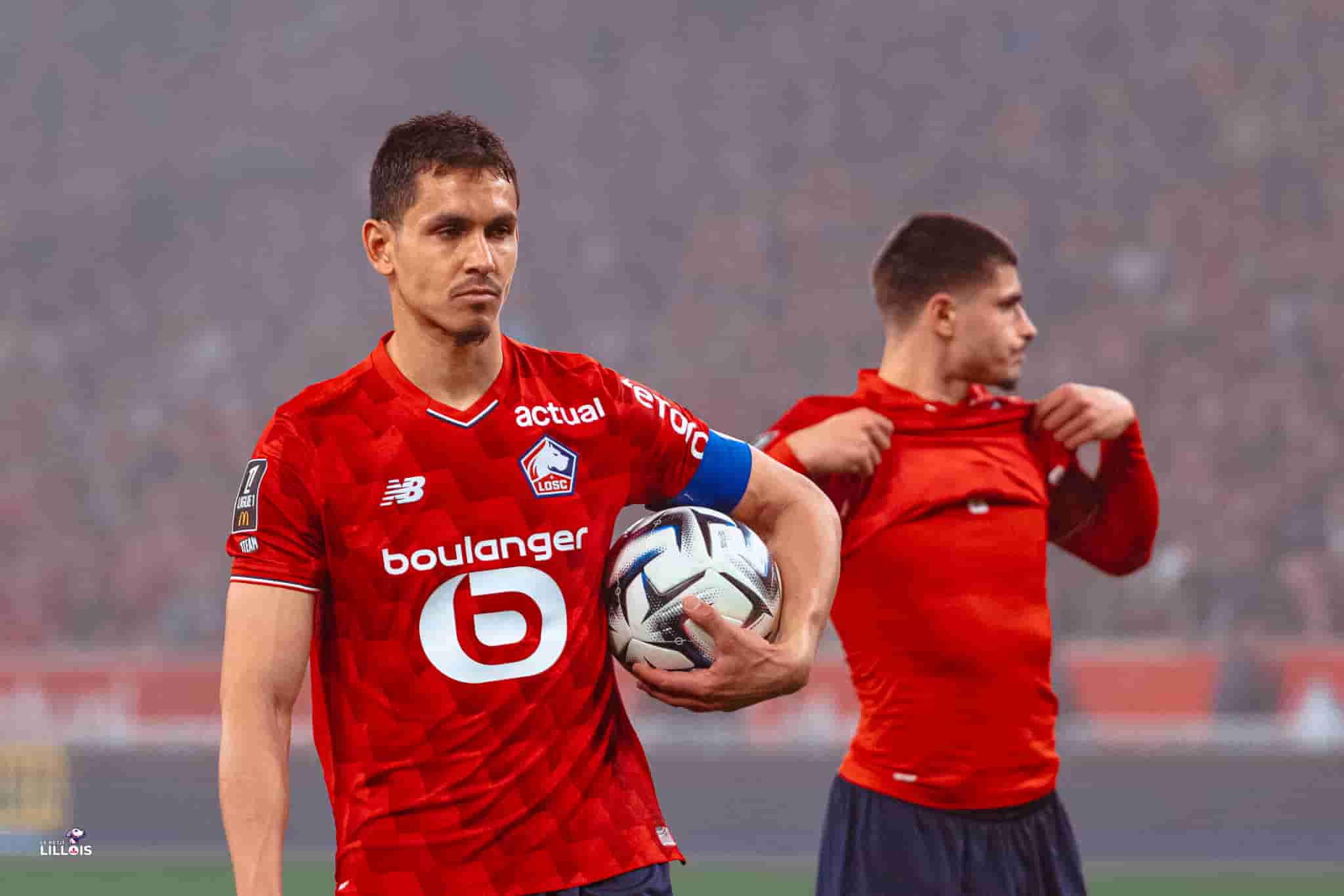 A&iuml;ssa Mandi, troisi&egrave;me capitaine du LOSC.