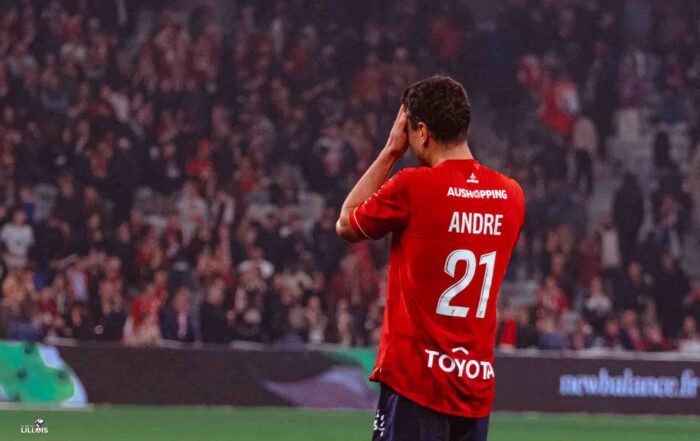 Benjamin Andr&eacute;, capitaine du LOSC, se tient la t&ecirc;te entre les mains.