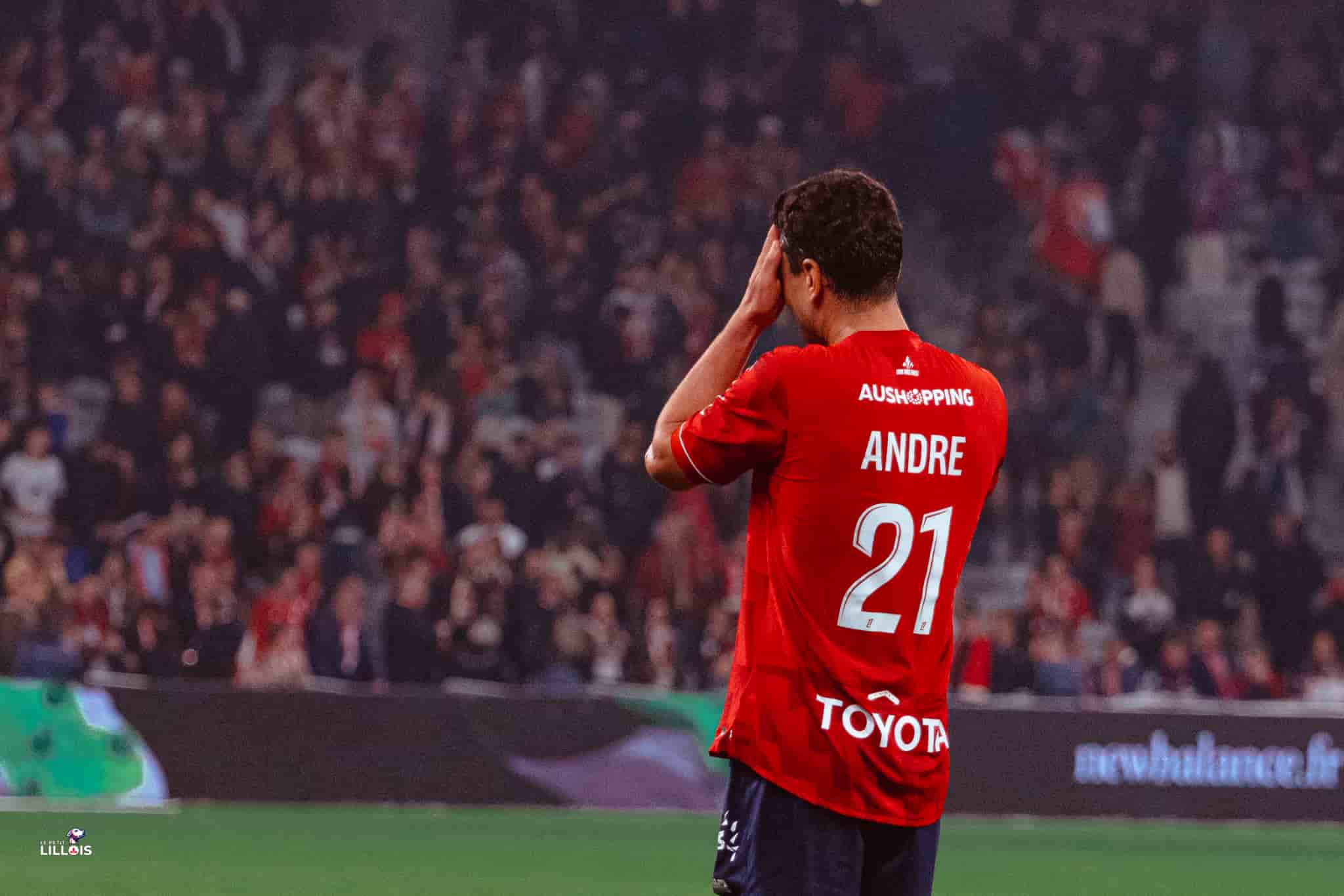 Benjamin Andr&eacute;, capitaine du LOSC, se tient la t&ecirc;te entre les mains.