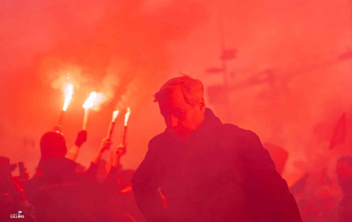 Bruno Genesio, entra&icirc;neur du LOSC sous la lueur des fumig&egrave;nes au Stade Pierre-Mauroy.