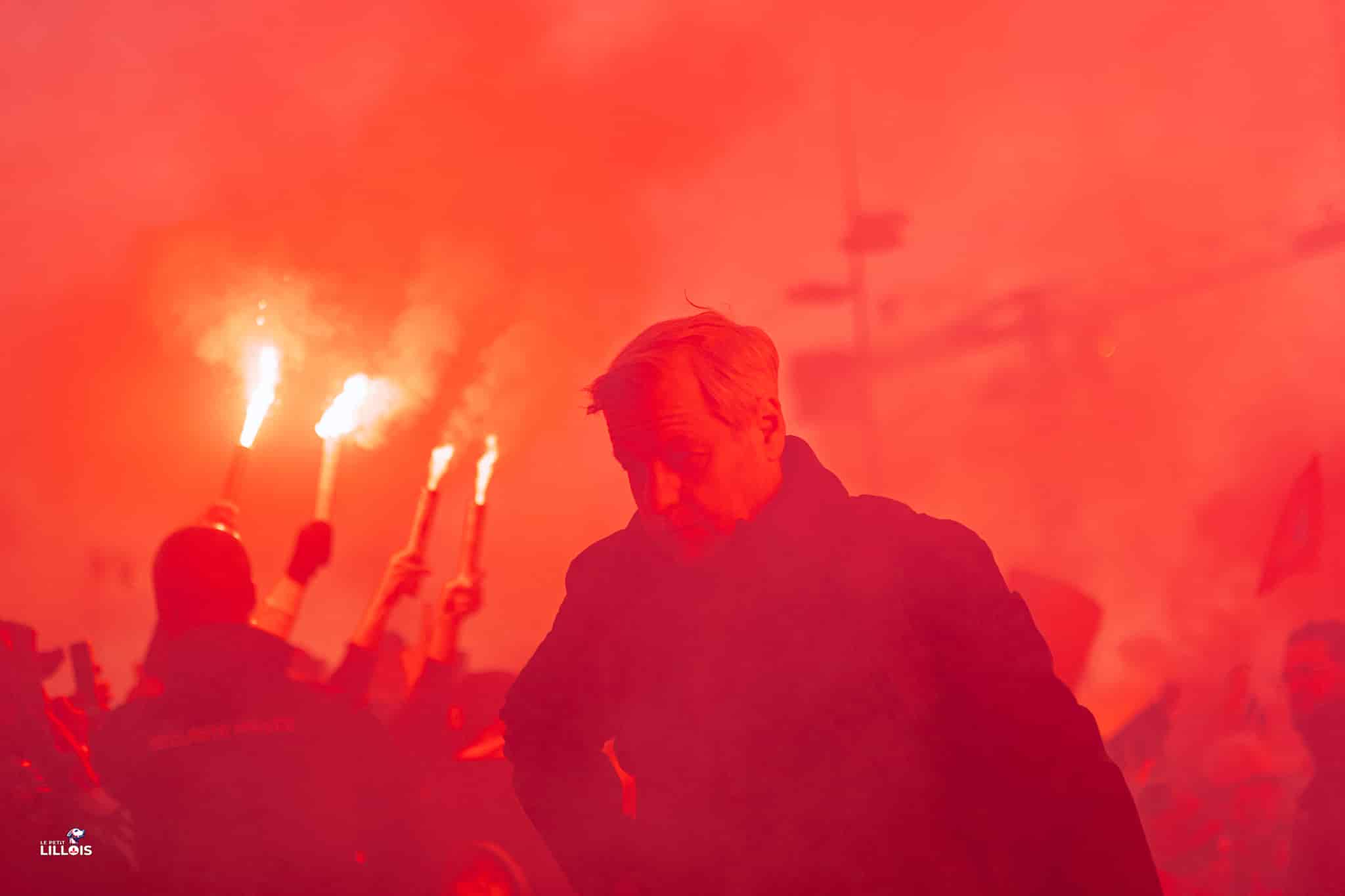 Bruno Genesio, entra&icirc;neur du LOSC sous la lueur des fumig&egrave;nes au Stade Pierre-Mauroy.