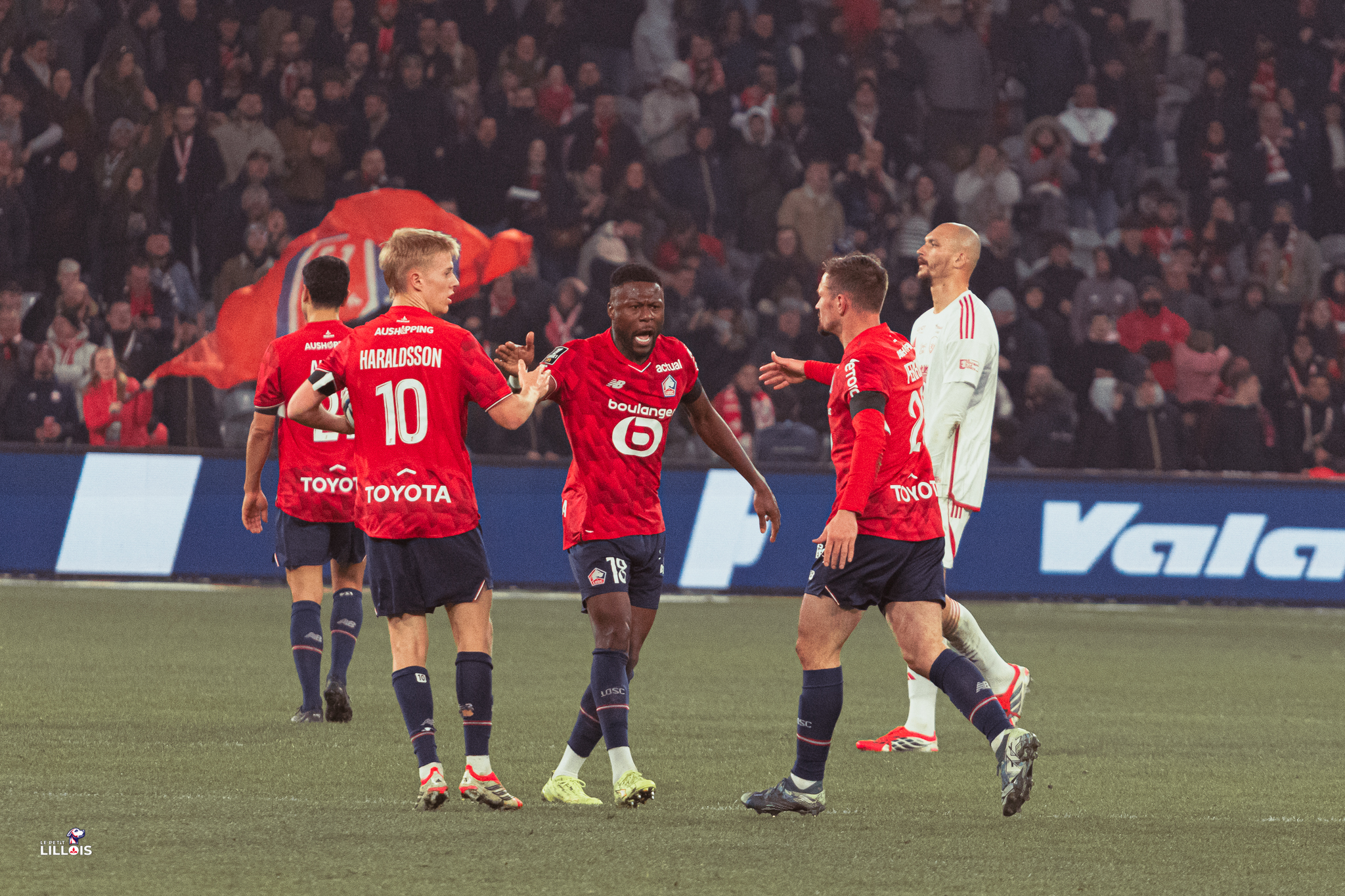 Chancel Mbemba, Gaëtan Perrin, Hakon Haraldsson Chancel Mbemba, Gaëtan Perrin, Hakon Haraldsson heureux après un but du LOSC.