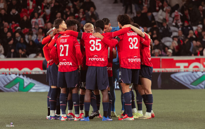 Les joueurs du LOSC unis en cercle.