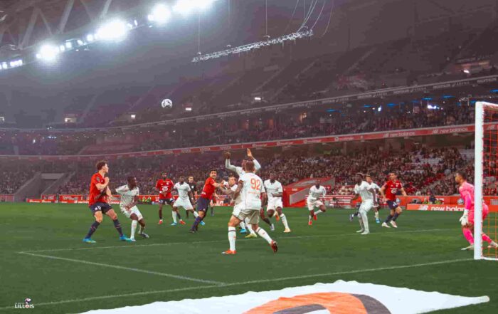 Les joueurs du LOSC et de l'OGC Nice oppos&eacute;s sur une phase arr&ecirc;t&eacute;e.