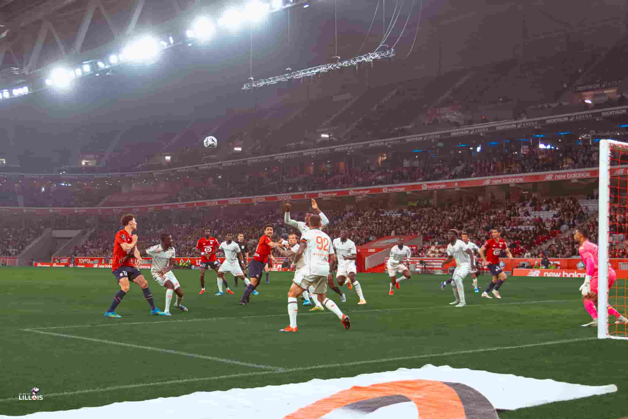 Les joueurs du LOSC et de l'OGC Nice oppos&eacute;s sur une phase arr&ecirc;t&eacute;e.