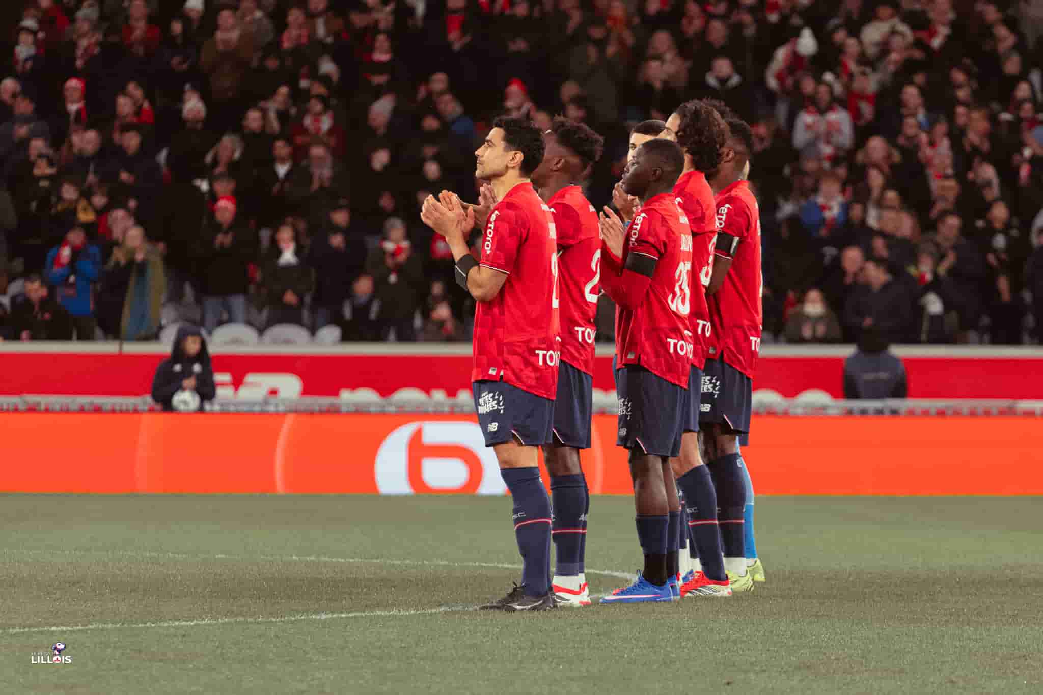 Les joueurs du LOSC sur la pelouse de la Decathlon Arena - Stade Pierre-Mauroy.