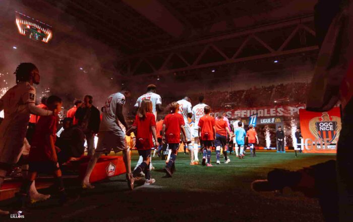 Les joueurs du LOSC rentrent sur la pelouse de la Decathlon Arena - Stade Pierre-Mauroy.