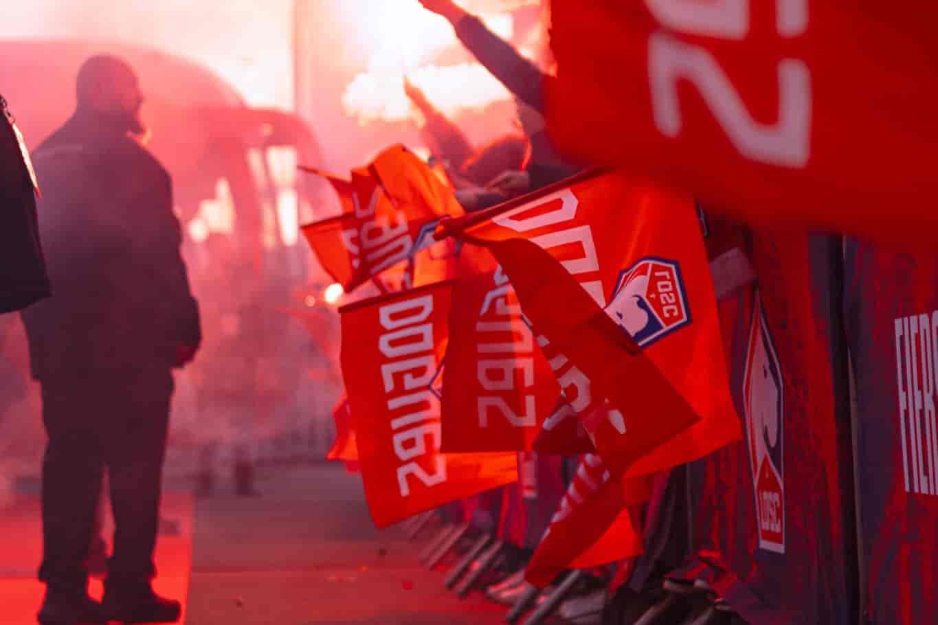 Le logo du LOSC sur un drapeau brandi par un supporter lilllois.
