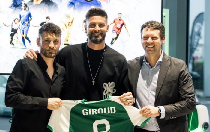 Olivier Giroud, attaquant du LOSC, pose avec le maillot de l'US Lesquin.