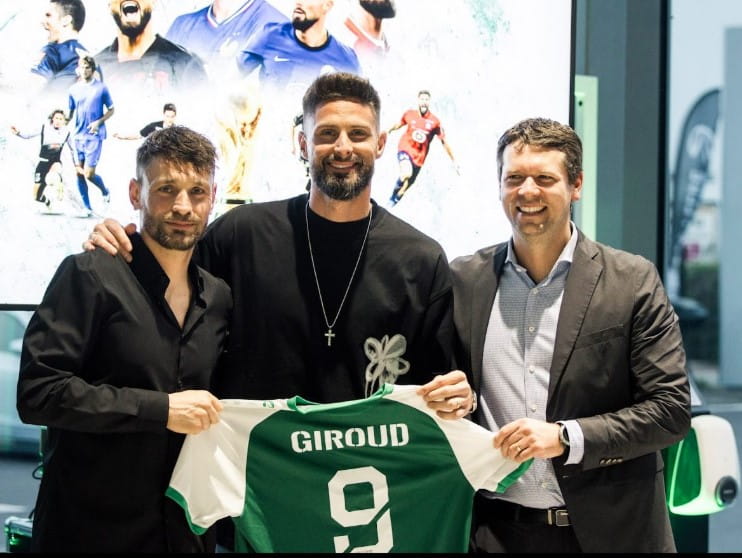 Mathieu Debuchy (ex-LOSC) annonce la signature fictive d’Olivier Giroud à l’US Lesquin