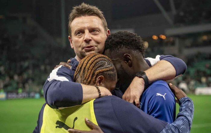 St&eacute;phane Dumont, entra&icirc;neur de l'ESTAC Troyes, enlace ses joueurs, promus en Ligue 1.