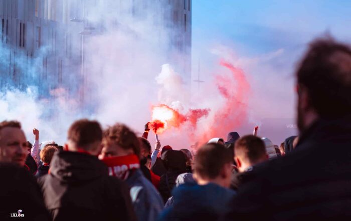 Les supporters du LOSC sur le parvis de la Decathlon Arena - Stade Pierre-Mauroy.