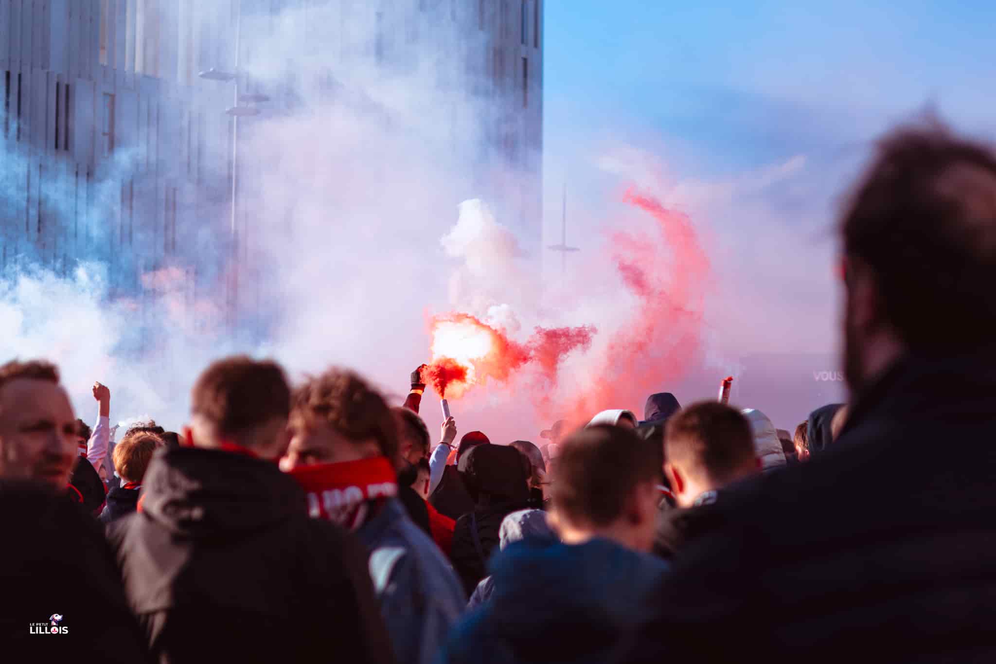Les supporters du LOSC sur le parvis de la Decathlon Arena - Stade Pierre-Mauroy.
