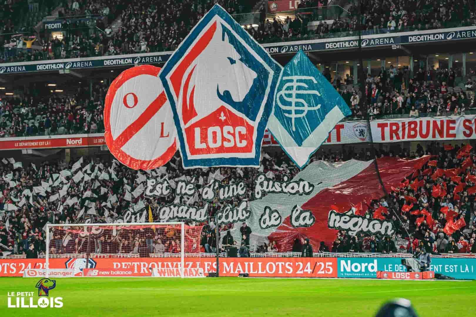 Les supporters lillois en tribunes pendant LOSC - RC Lens.