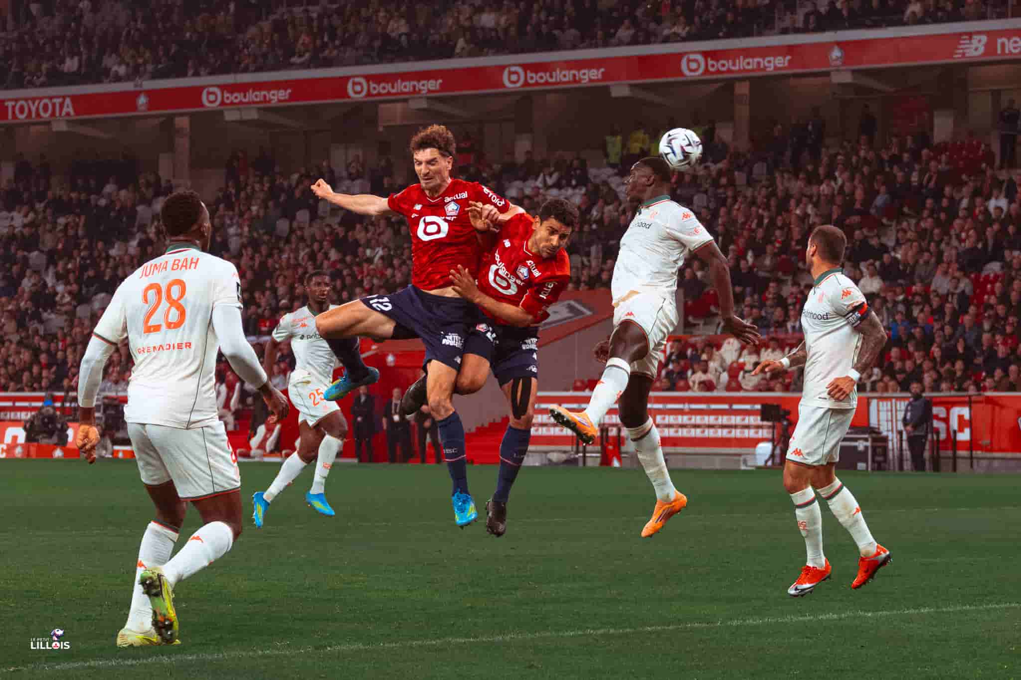 Thomas Meunier et Benjamin Andr&eacute; au duel pendant LOSC - OGC Nice.