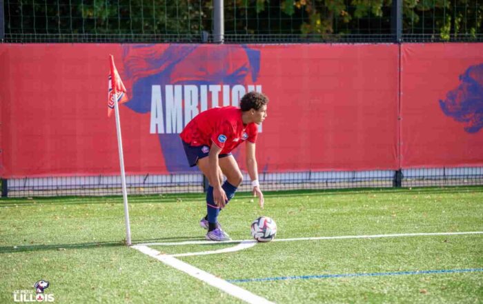 Y&eacute;li Traor&eacute; au poteau de corner avec les U19 du LOSC.