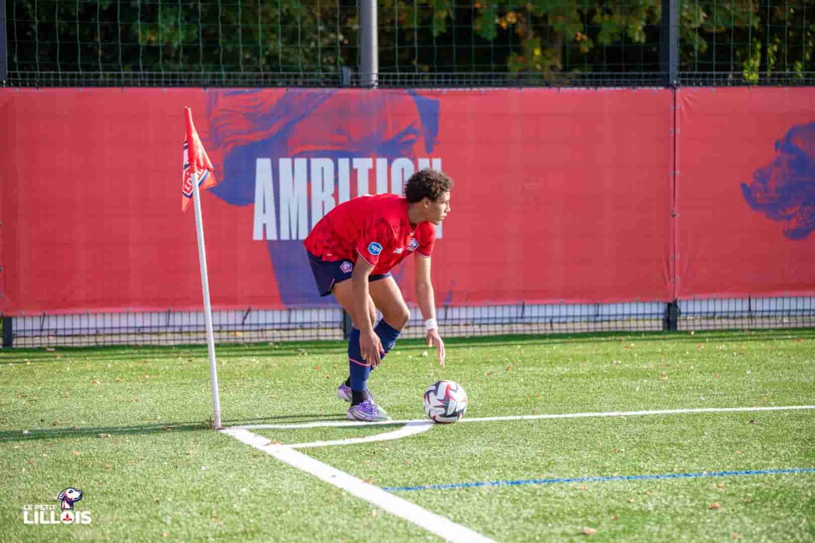 Y&eacute;li Traor&eacute; au poteau de corner avec les U19 du LOSC.
