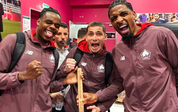 Nathan Ngoy, Romain Perraud et Alexsandro avec le b&acirc;ton de Bourbotte apr&egrave;s Paris FC - LOSC.