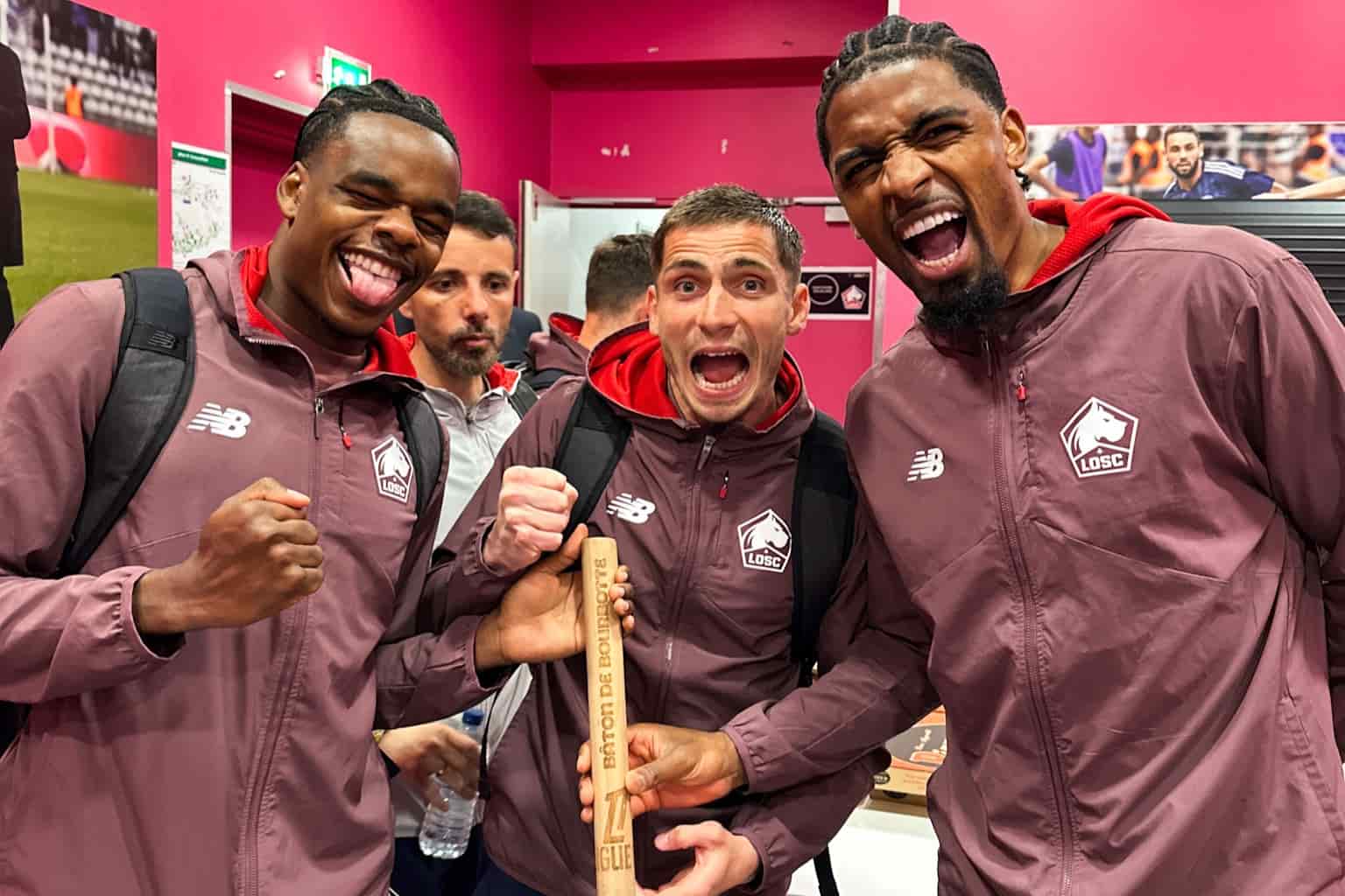Nathan Ngoy, Romain Perraud et Alexsandro avec le b&acirc;ton de Bourbotte apr&egrave;s Paris FC - LOSC.