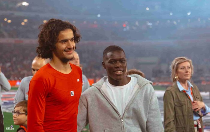 Ayyoub Bouaddi, milieu de terrain du LOSC, pose avec Soriba Diaoune.