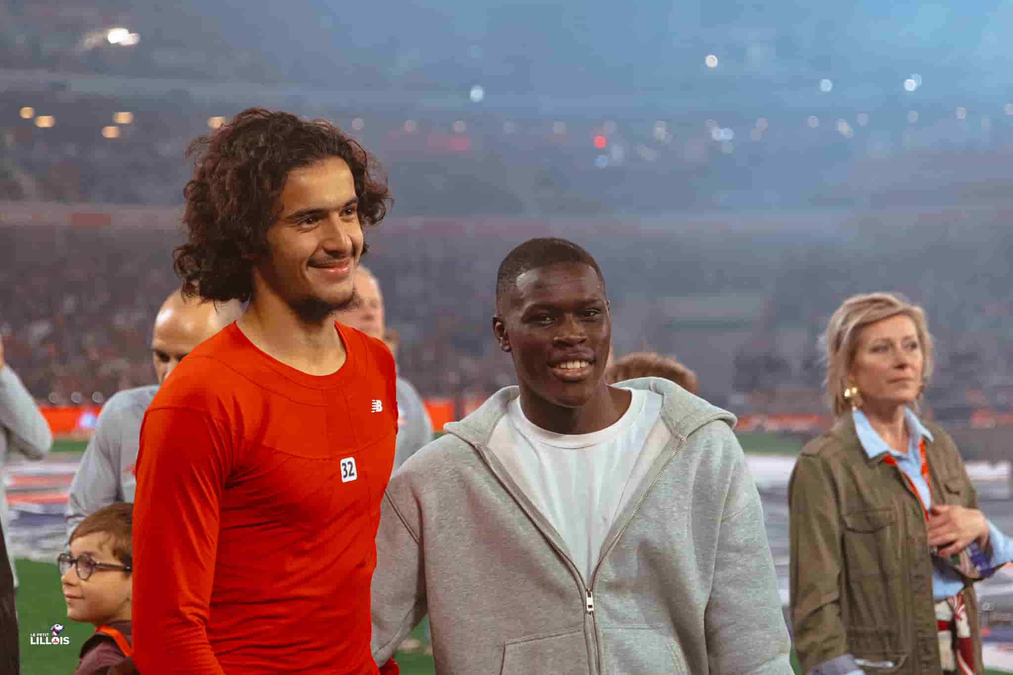 Ayyoub Bouaddi Ayyoub Bouaddi, milieu de terrain du LOSC, pose avec Soriba Diaoune.