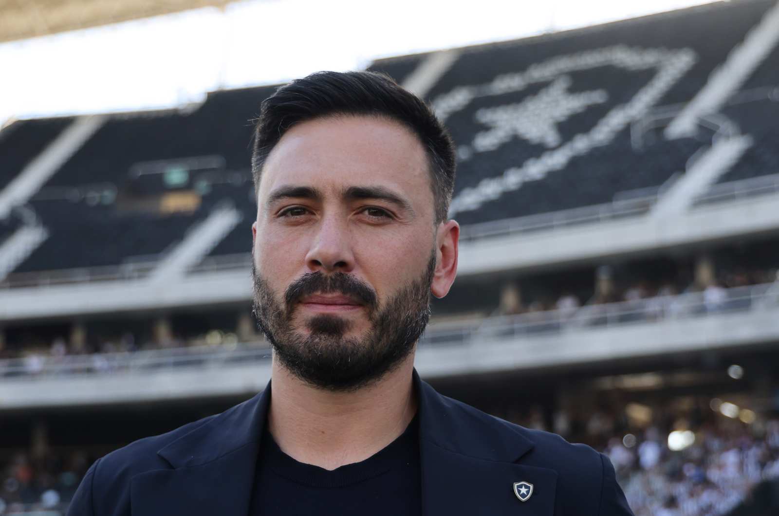 DAVIDEANCELOTTI RIO DE JANEIRO, BRAZIL - OCTOBER 26: Head coach of Botafogo Davide Ancelotti looks on prior to the match between Botafogo and Santos as part of Brasileirao 2025 at Estadio Olimpico Nilton Santos on October 26, 2025 in Rio de Janeiro, Brazil.
