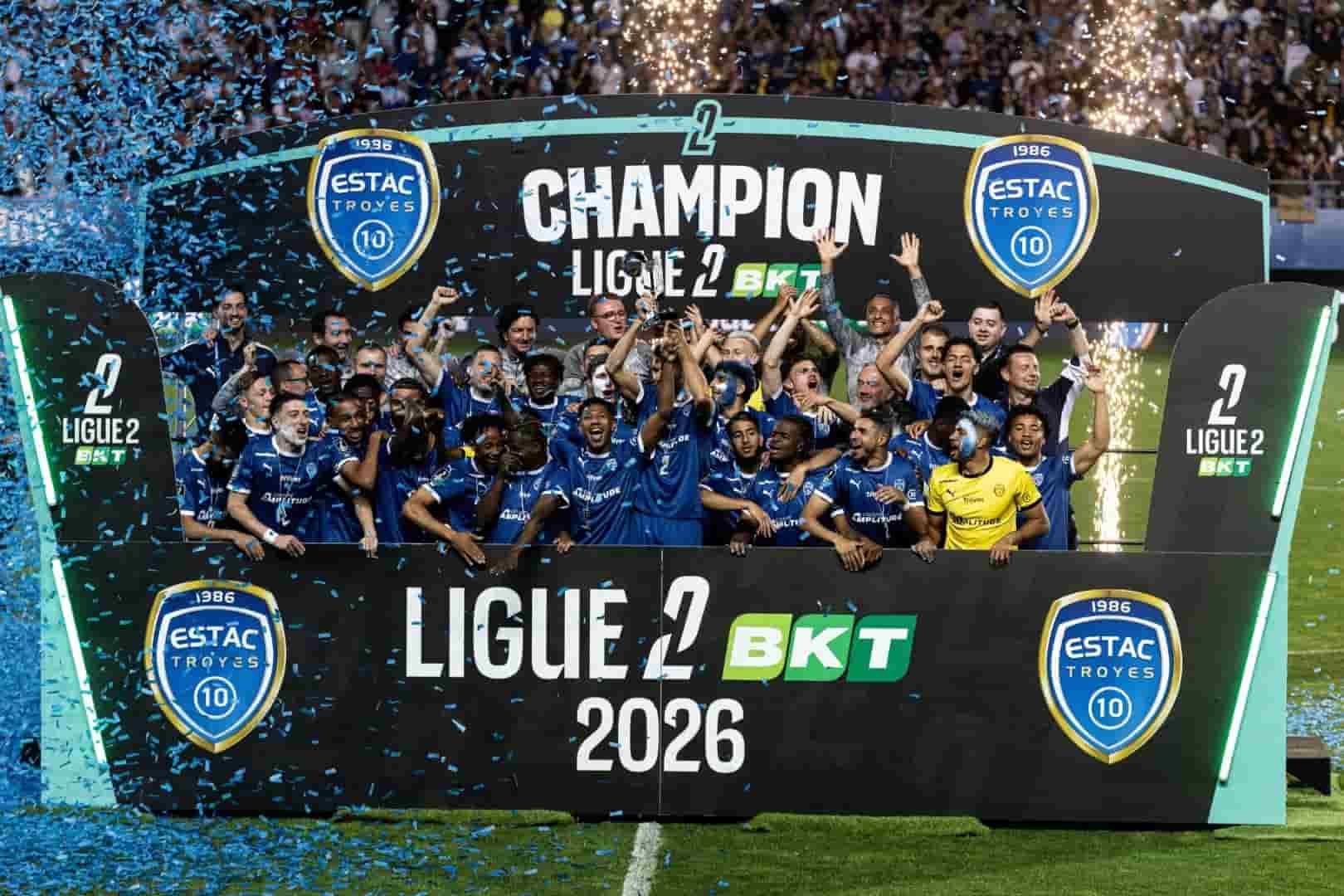 Estac Troyes, men&eacute;e par St&eacute;phane Dumont, est Championne de Ligue 2.