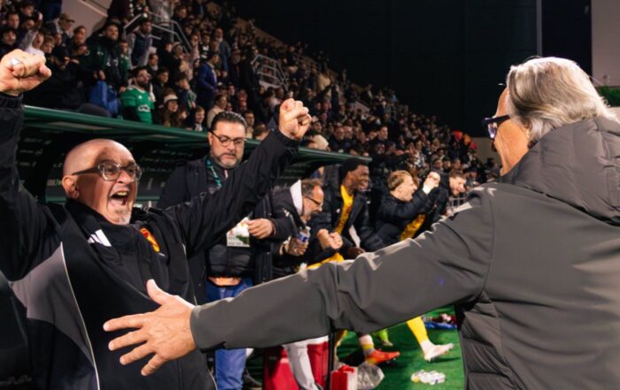 Didier Santini c&eacute;l&eacute;brant la victoire de Rodez contre le Red Star lors du match pr&eacute;c&eacute;dant.