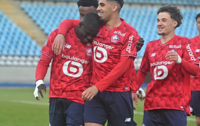 Les joueurs du LOSC félicitent Soriba Diaoune pour son but.