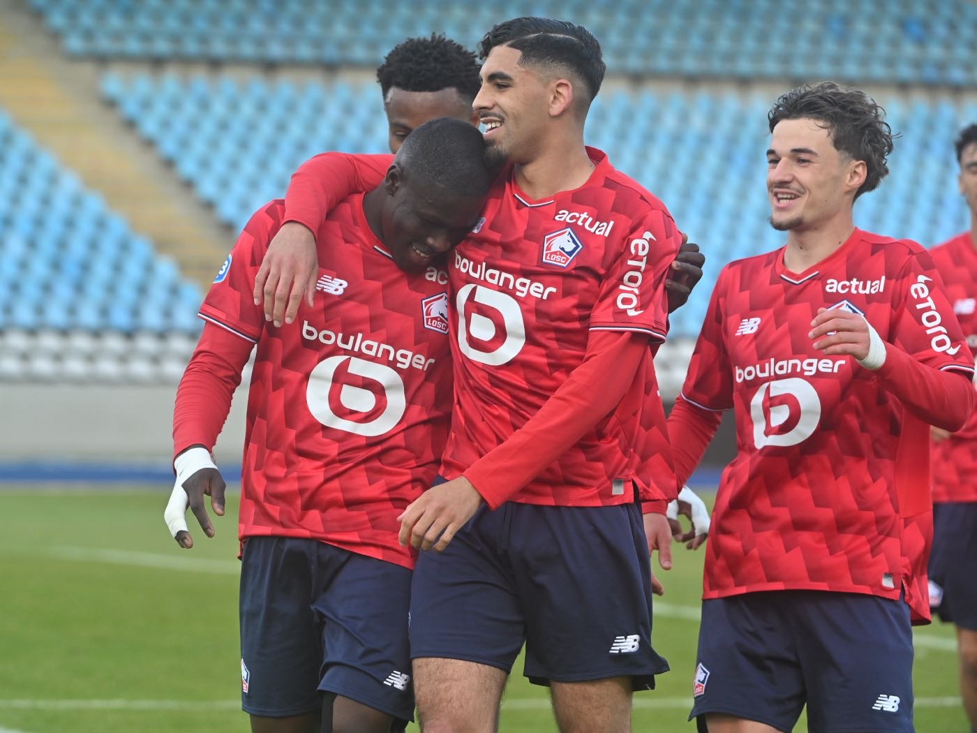 Les joueurs du LOSC f&eacute;licitent Soriba Diaoune pour son but.