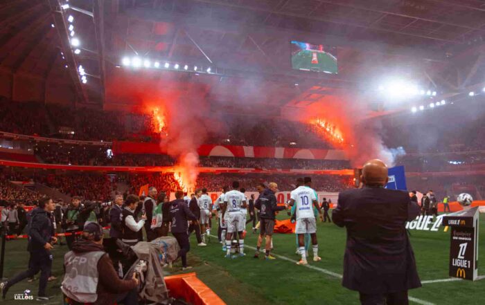 Les supporters du LOSC embrasent les tribunes de la Decathlon Arena - Stade Pierre-Mauroy.